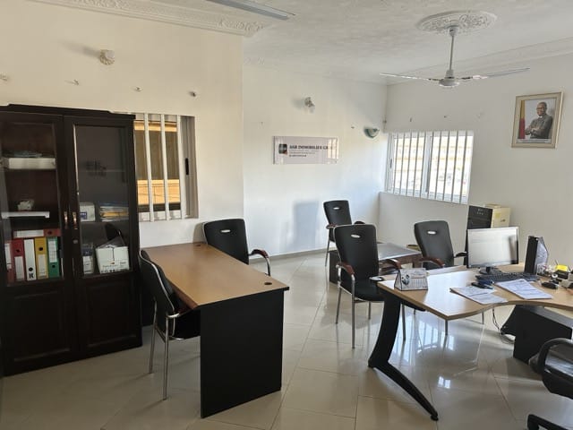 Bureau de l'agence ASB Immobilier Group à Godomey Gare, avec l'enseigne de l'agence au mur