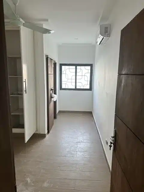 Chambre avec climatiseur, ventilateur et armoire de rangement, appartement à louer à Akogbato