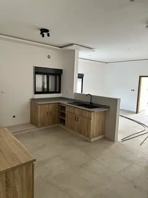 Séjour avec cuisine américaine de l'appartement 3 chambres à louer à Akogbato, Cotonou